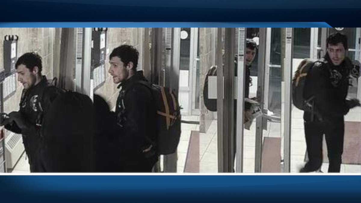 Niagara police believe a man damaged several mailboxes at an apartment complex on Sunday morning.