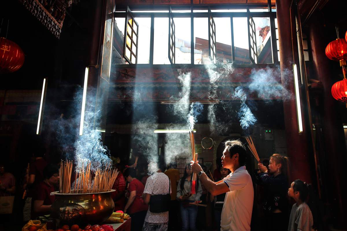 Malaysian Chinese Buddhist devotees hold incense sticks during prayers at a Chinese temple on Chinese Lunar New Year’s day in Kuala Lumpur, Malaysia, 25 January 2020. The Lunar New Year, also known as Spring Festival in China, falls on 25 January 2020, marking the beginning of the Year of the Rat.
