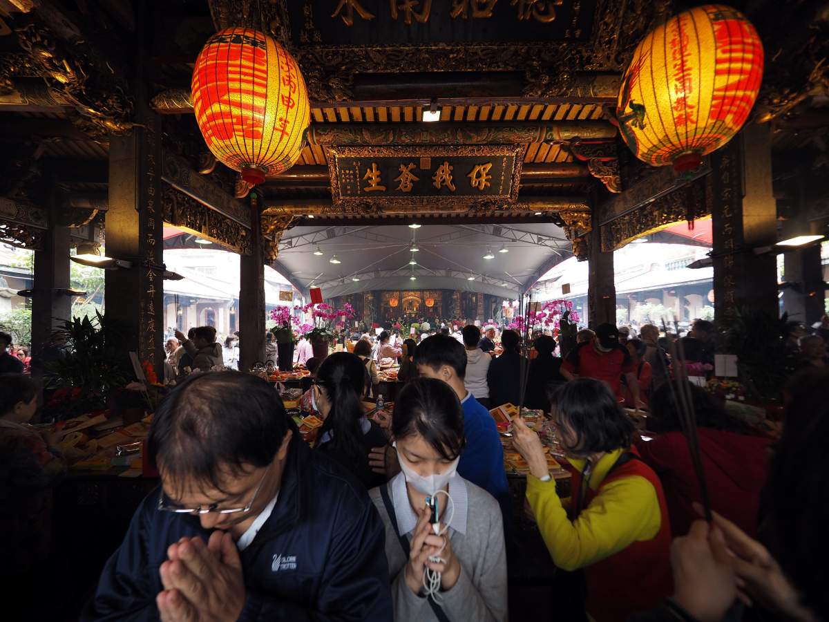 People pray during the Chinese Lunar New Year celebrations at a Taoist temple in Taipei, Taiwan, 25 January 2020. The Lunar New Year, also known as Spring Festival in China, falls on 25 January 2020, marking the beginning of the Year of the Rat.
