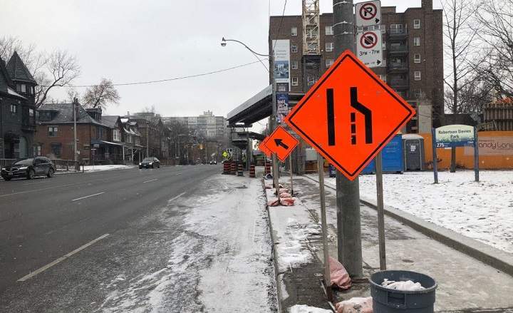 A lane of Avenue Road is closed.