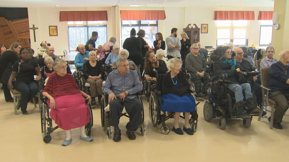 A West Island initiative is working to send letters to seniors isolated as part of Quebec's COVID-19 response.