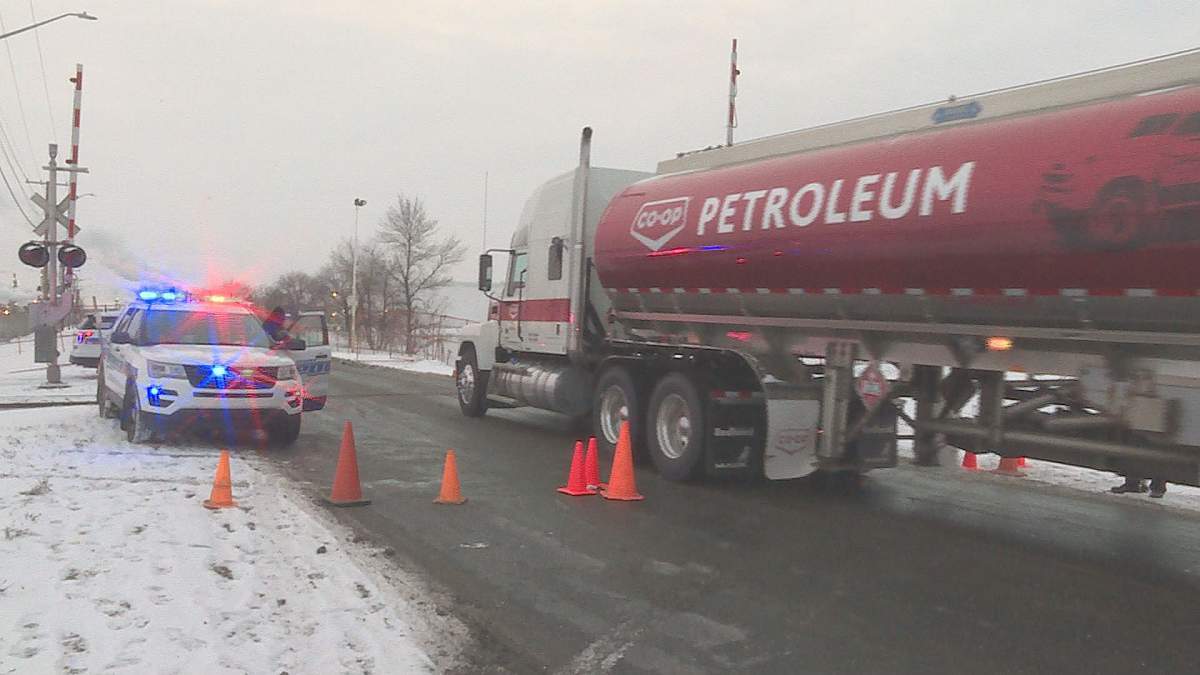 Regina police are taking down the blockades at Co-op Refinery Complex on 9th Avenue North, between McDonald and Winnipeg Streets.