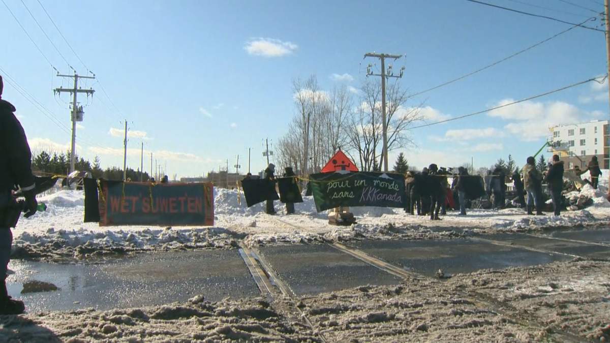 The blockade began Wednesday afternoon in Saint-Lambert.