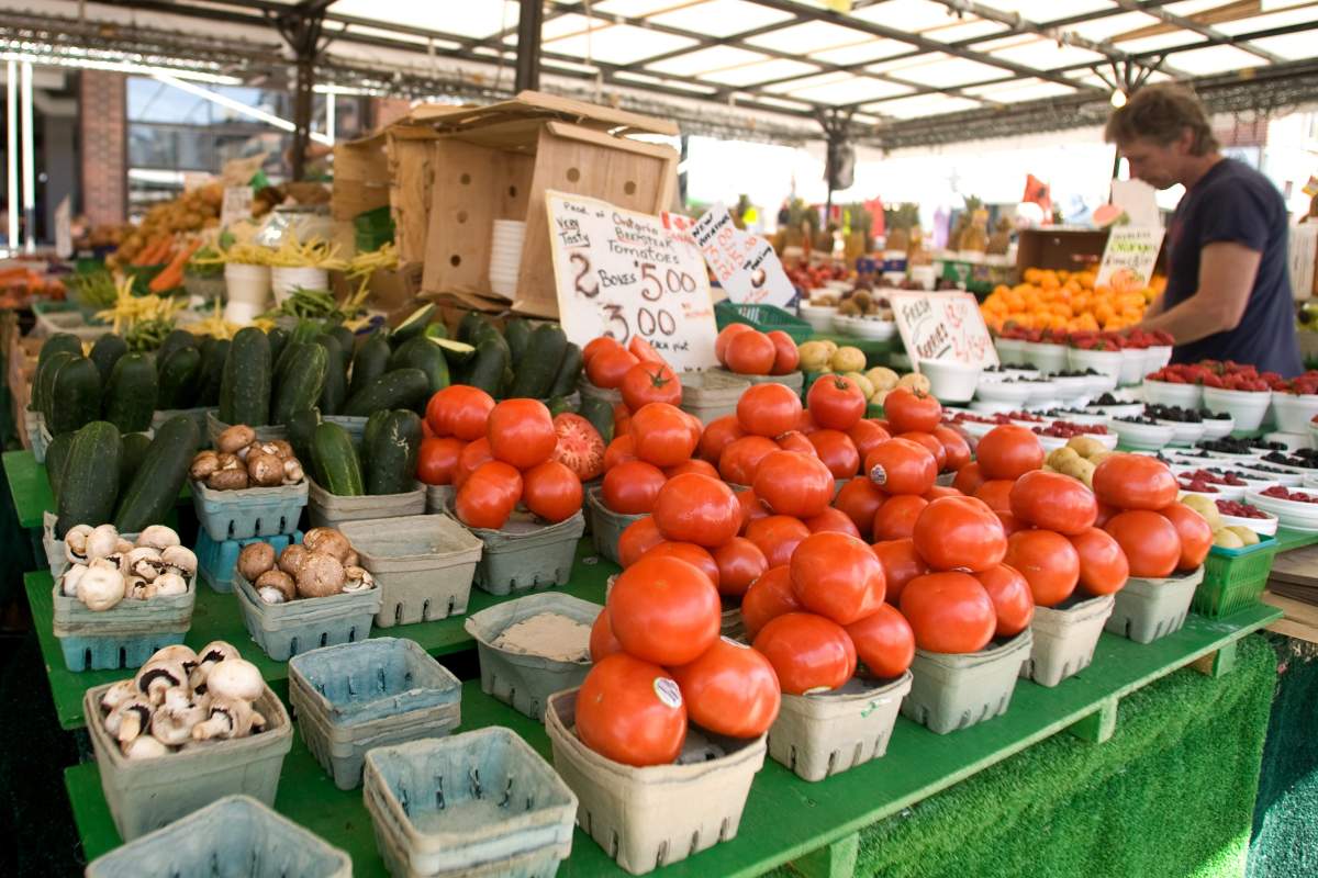 Ottawa residents will have a chance to buy fresh produce from the farmers' market in the ByWard this summer despite the ongoing pandemic.