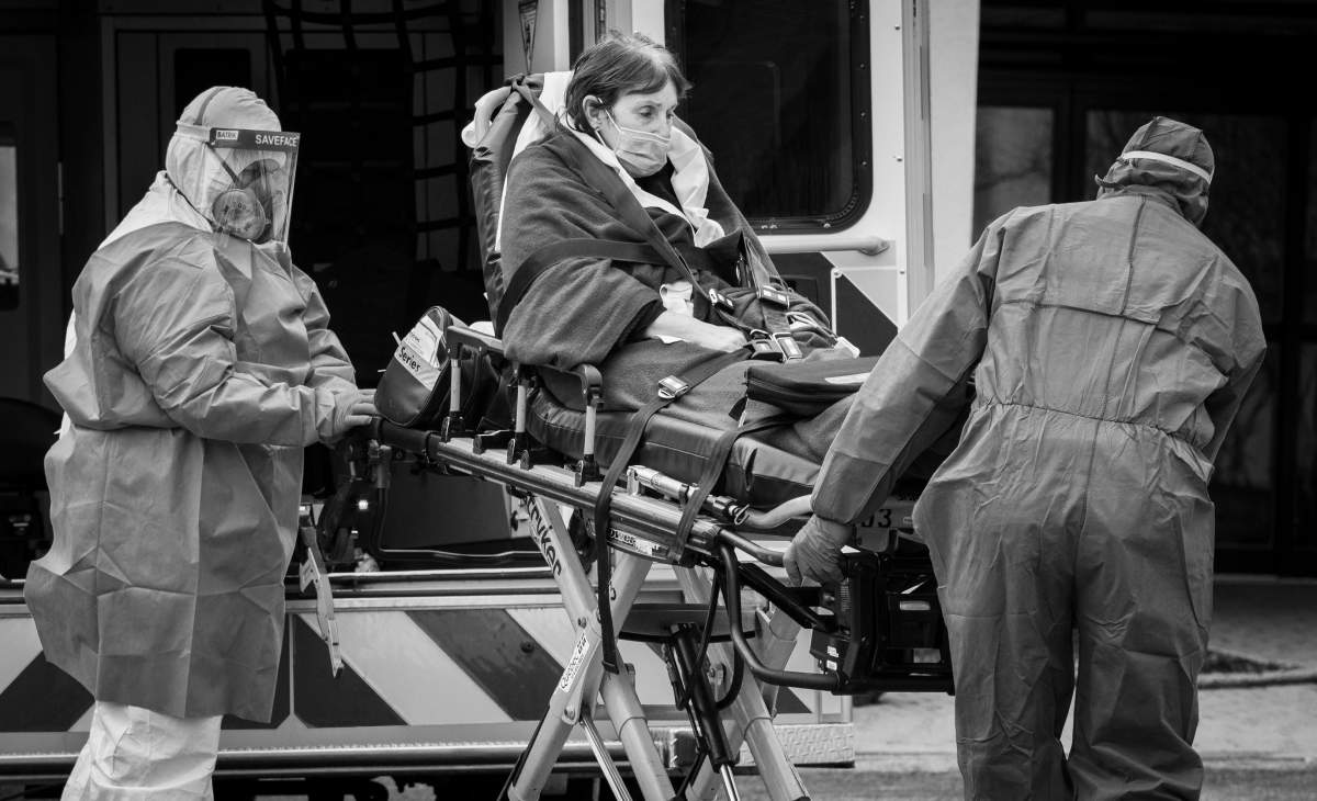 Paramedics move a patient to an ambulance at the Maison Herron seniors’ residence in Dorval, Friday April 10, 2020, after an outbreak of COVID-19 cases at the facility. Phil Carpenter/Global News