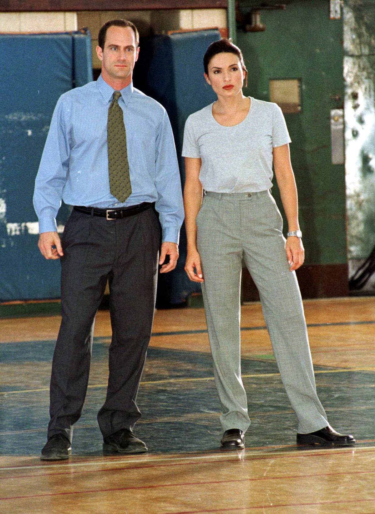 Chris Meloni and Mariska Hargitay wait for filming of the newest spinoff ‘Law and Order: Special victims Unit,’ to resume at their location in the old gym at Lehman College in The Bronx on Monday, Aug. 2, 1999. (Photo by Jason Green)