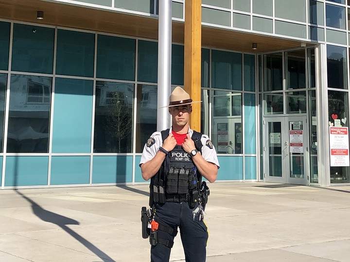 A police officer in Kelowna shows he's wearing red for #WearRedFriday to remember victims in last weekend’s mass shooting in Nova Scotia.