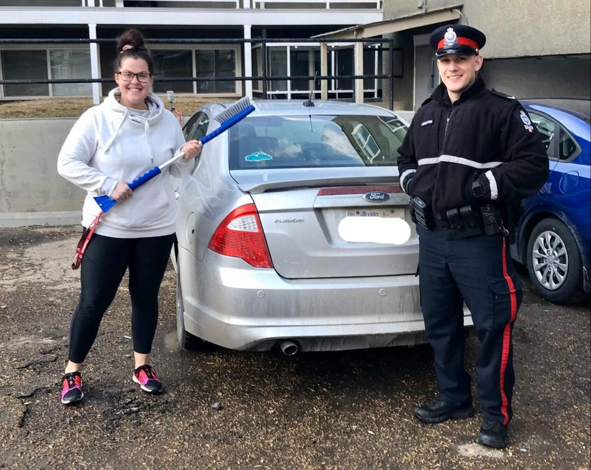Jessica Shmigelsky and Edmonton police officer Travis Jordan meet so she can thank him for his kindness.