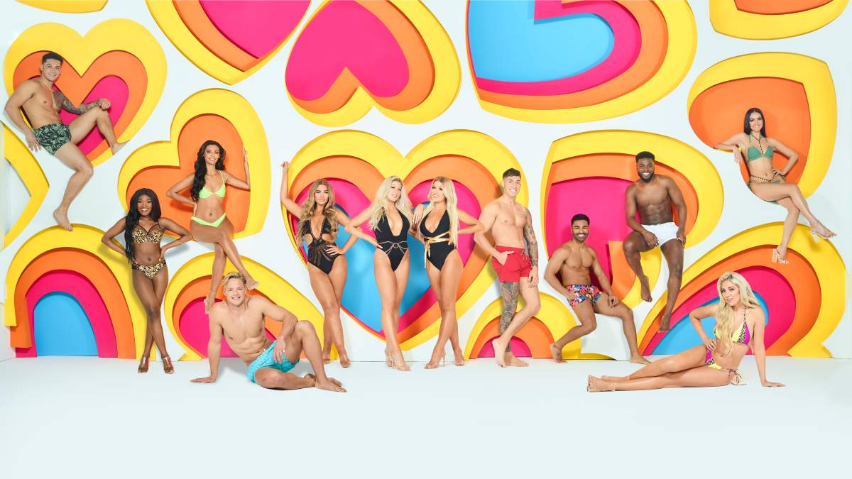 'Love Island' :Season 6. Pictured: Callum Jones, Leanne Amaning, Sophie Piper, Ollie Williams, Shaughna Phillips, Jess Gale, Eve Gale, Connor Durman, Nas Majeed, Mike Boateng, Paige Turley and Siânnise Fudge.
This photograph is (C) ITV Plc and can only be reproduced for editorial purposes directly in connection with the programme or event mentioned above, or ITV plc. Once made available by ITV plc Picture Desk, this photograph can be reproduced once only up until the transmission [TX] date and no reproduction fee will be charged. Any subsequent usage may incur a fee. This photograph must not be manipulated [excluding basic cropping] in a manner which alters the visual appearance of the person photographed deemed detrimental or inappropriate by ITV plc Picture Desk.  This photograph must not be syndicated to any other company, publication or website, or permanently archived, without the express written permission of ITV Picture Desk. Full Terms and conditions are available on the website www.itv.com/presscentre/itvpictures/terms

For further information please contact:
james.hilder@itv.com / 0207 157 3052.