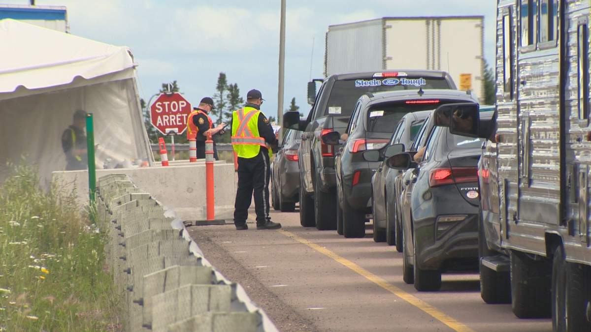 Screening at Aulac, N.B., border checkpoint being periodically relaxed to avoid long lines - image