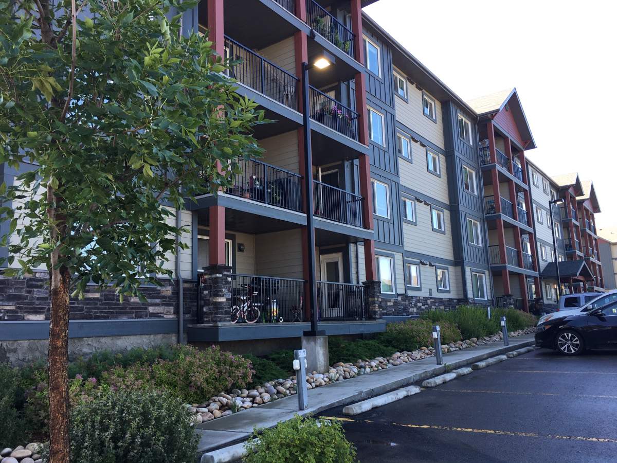 Video of an RCMP officer arresting a man outside at the The Emerald Hills Apartments in Sherwood Park, Alta., was shared online.