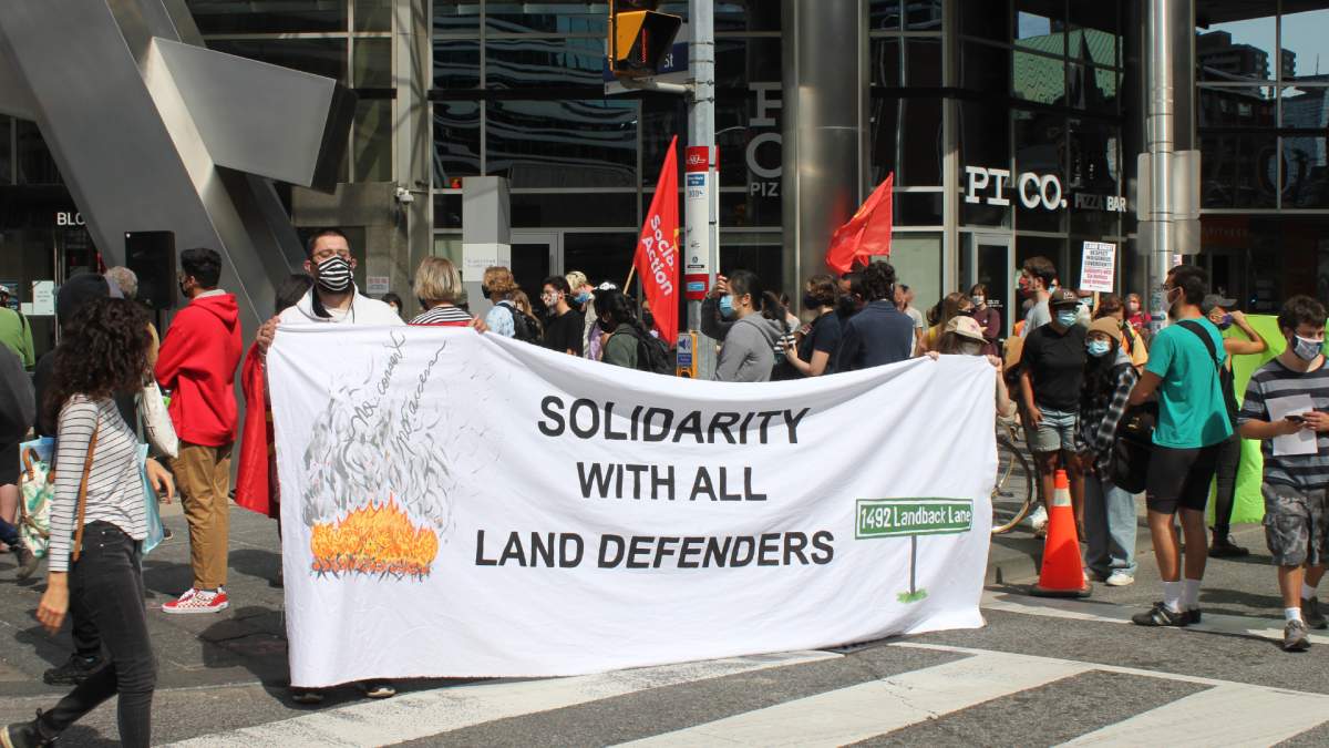 Hundreds gathered in downtown Toronto for a peaceful rally to protest the arrest of several 'land defenders' in a property dispute in Caledonia.