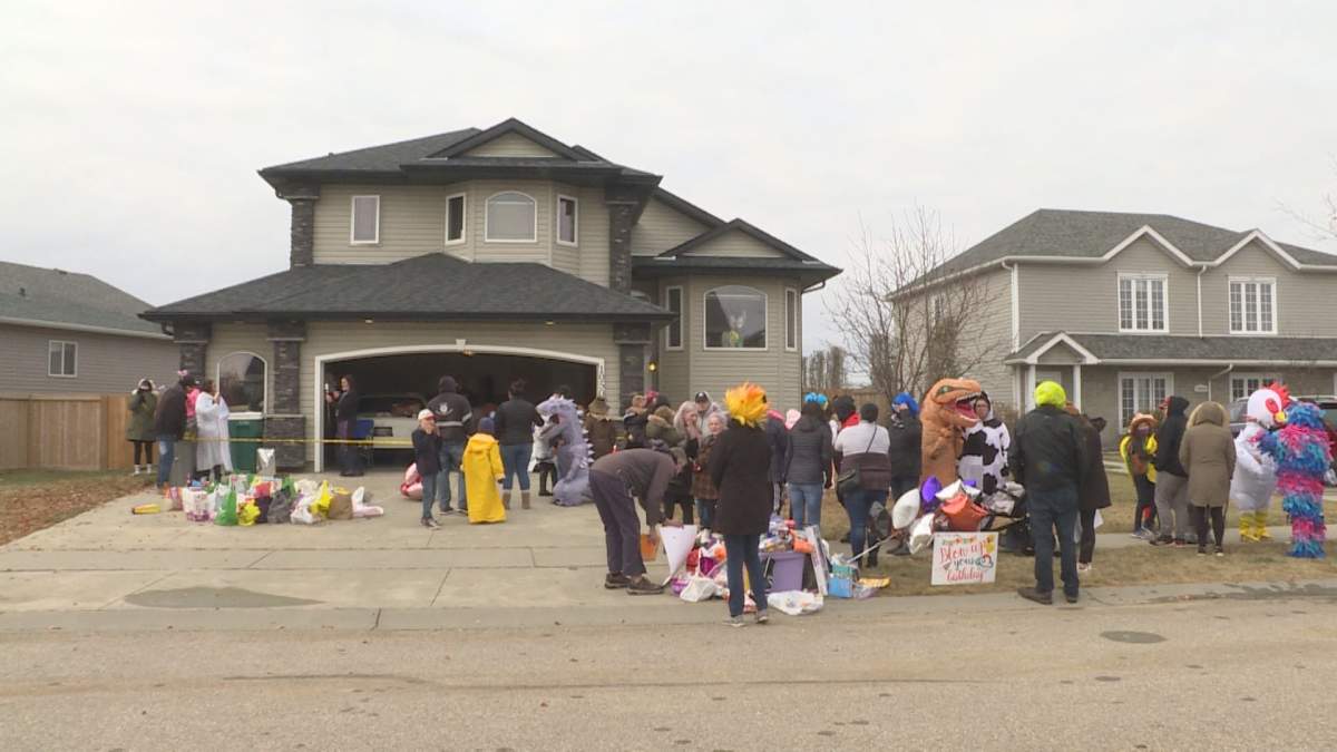 Members of the community in Morinville, Alta., dropped by to spread some cheer to Arizona Burns, who was diagnosed with terminal cancer.