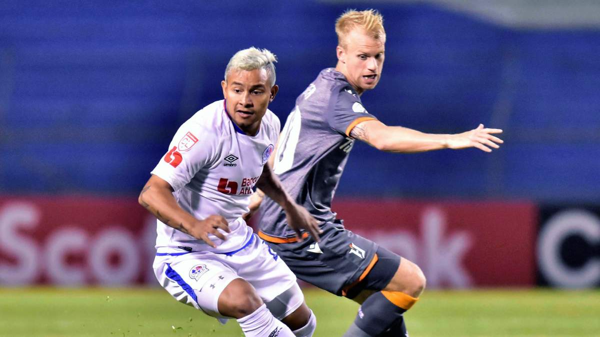 Olimpia's German Mejia (L) vies for the ball with Forge's Kyle Bekker (R) during a Concacaf League soccer match between Olimpia of Honduras and Forge FC of Canada at Olimpico stadium in San Pedro Sula, Honduras, 29 August 2019.
