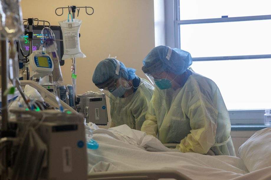 10 more Manitoba COVID-19 deaths Saturday, more than 8,000 known active cases - image
