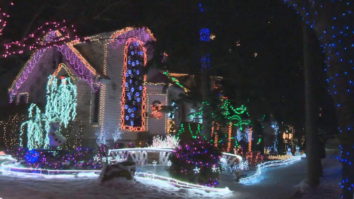Edmontonians flock to see Christmas lights during a very dark year - image