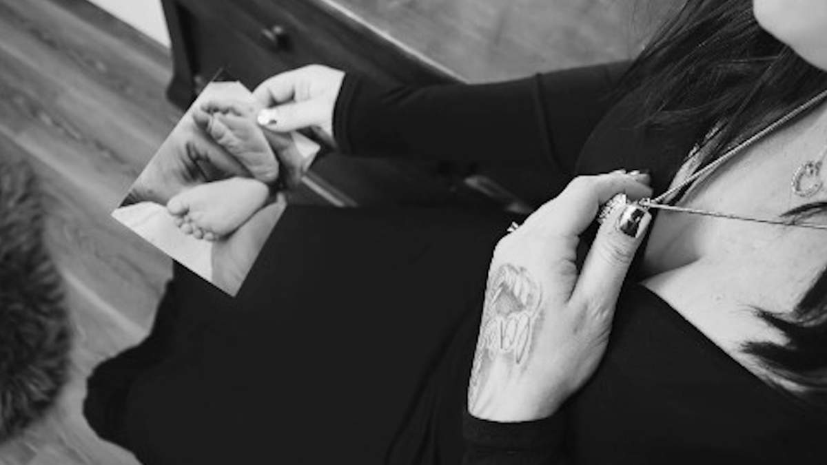 Jennifer Bellamy sits with a picture of her daughter’s feet