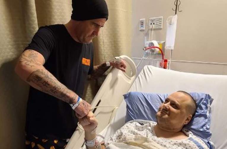 Andrew ‘Skully’ White and Tim Hiscock in hospital after a successful kidney transplant.