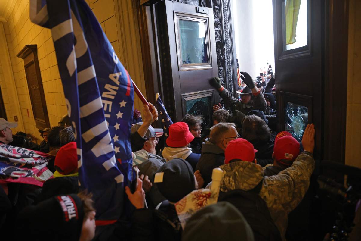 Photos, videos show chaos as Trump supporters storm U.S. Capitol - image