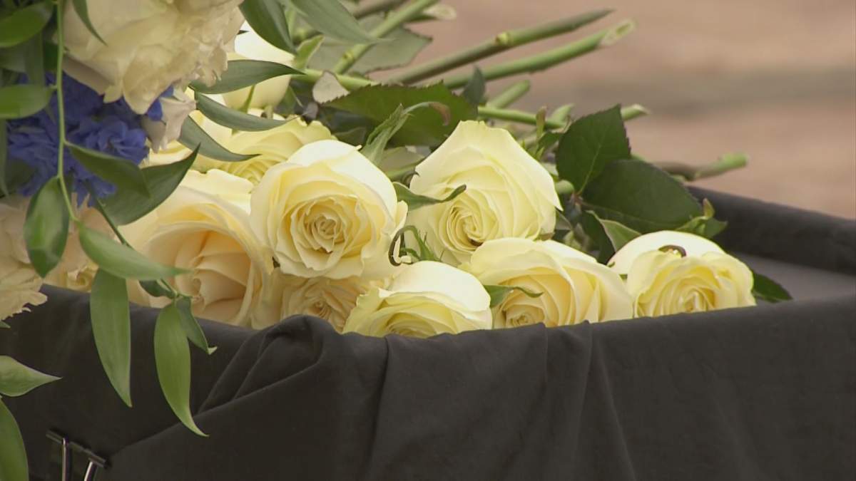 White roses seen at the ceremony in Quebec City to honour the victims of the COVID-19 pandemic.