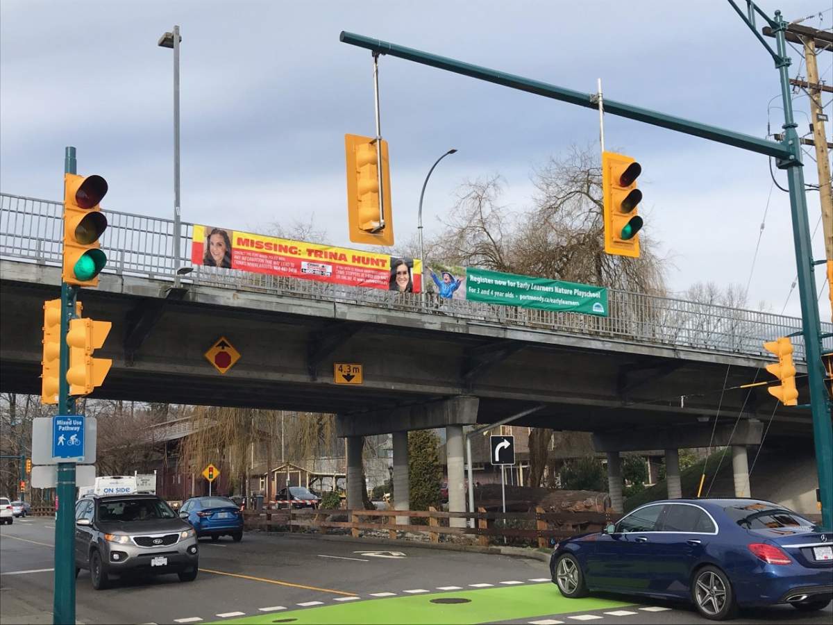 Members of Trina Hunt\’s family and friends hung a banner from the Moody Street overpass Monday morning. Credit: Al Coen / Global News