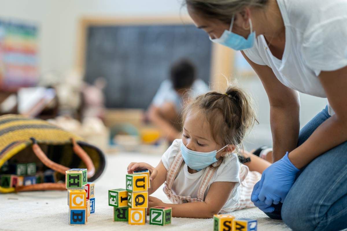 Report says richer parents should pay more child-care fees in Manitoba - image