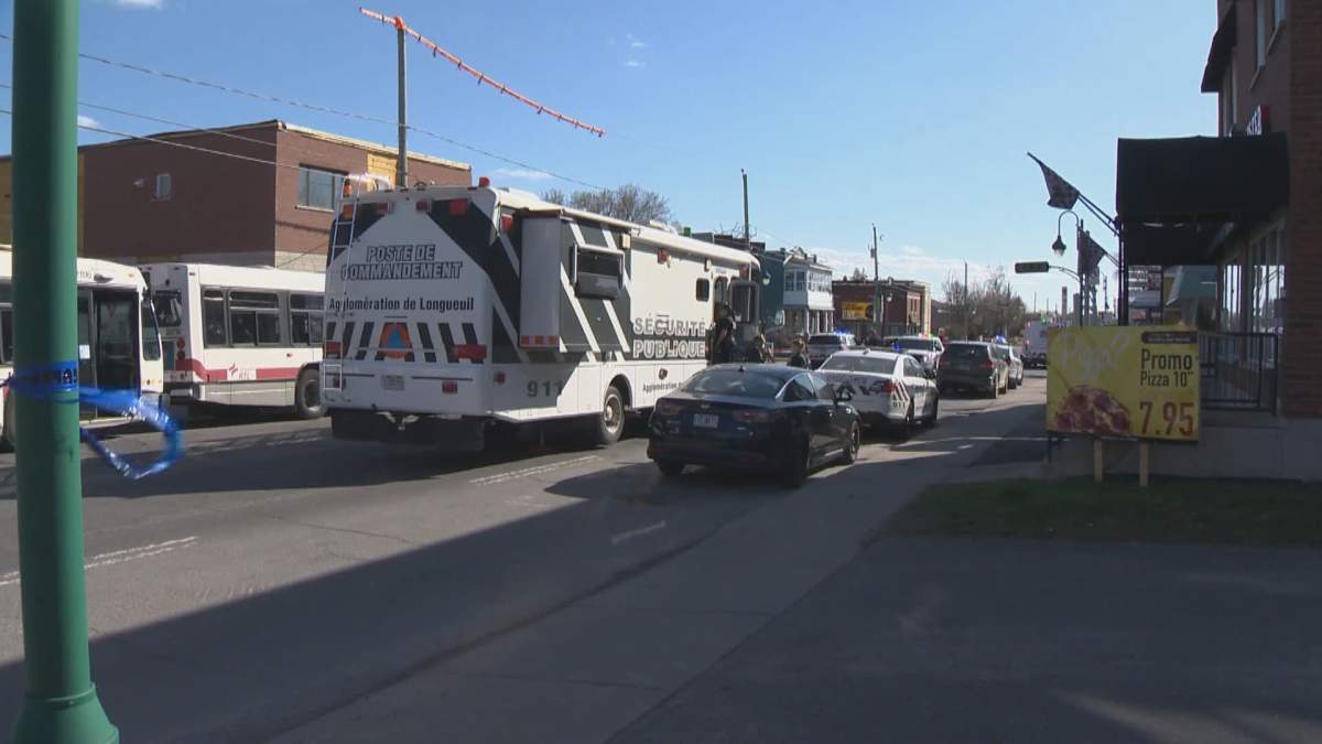 A command post was set up following a domestic dispute call in Longueuil's LeMoyne sector. Tuesday, April 13, 2021.