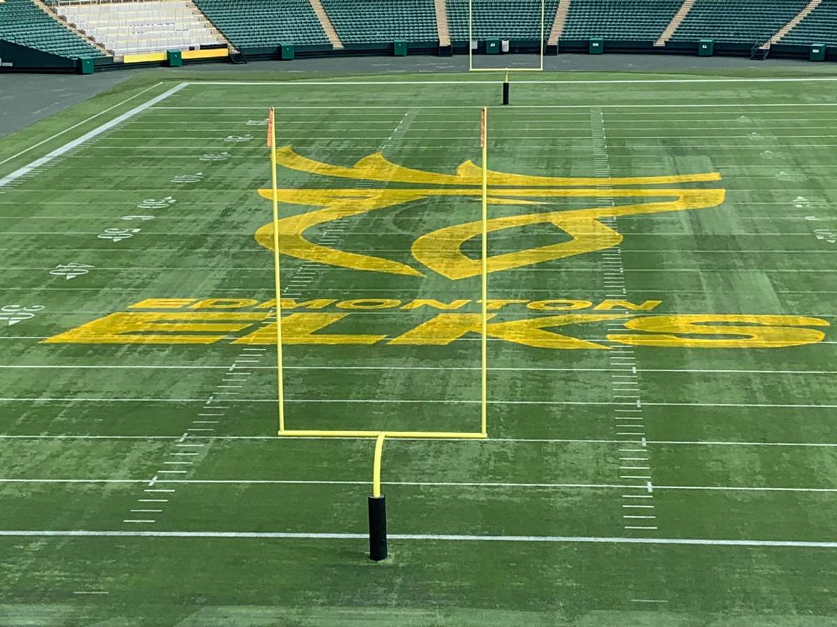 The Edmonton Elks have signed Americans Steve Montez (QB) and Trevon Mason (DL).