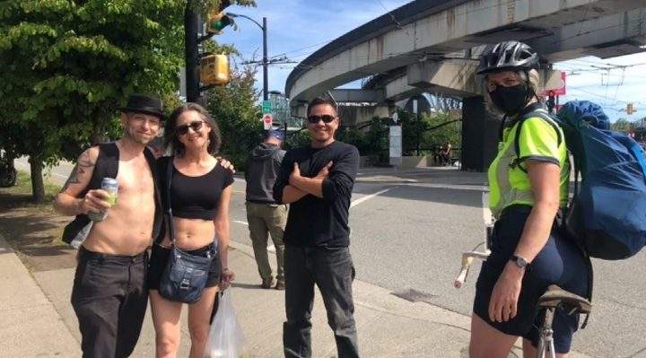Courtenay Cullen snapped a photo of the Good Samaritans who guarded her bags as she chased after the person who stole her wallet.