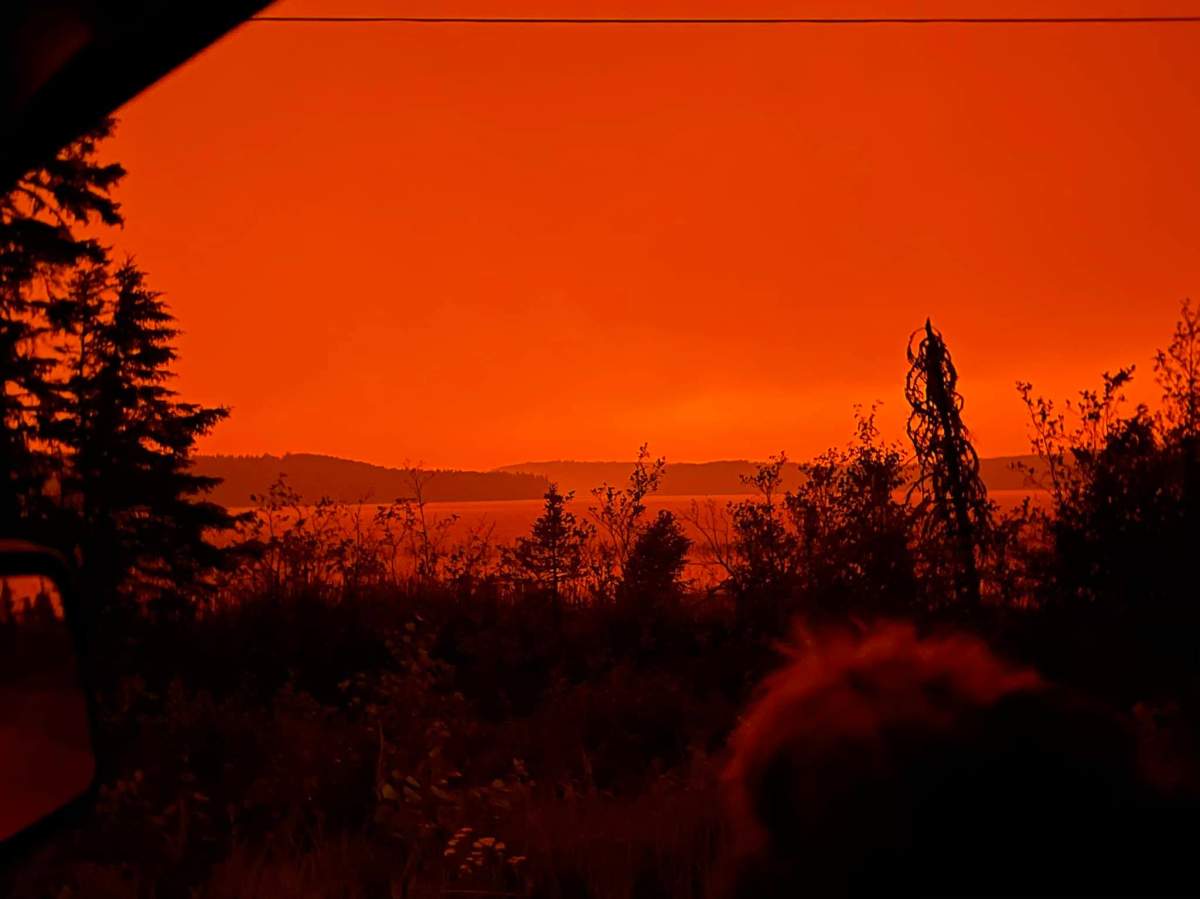 Picture of the wildfire burning in Pikangikum.