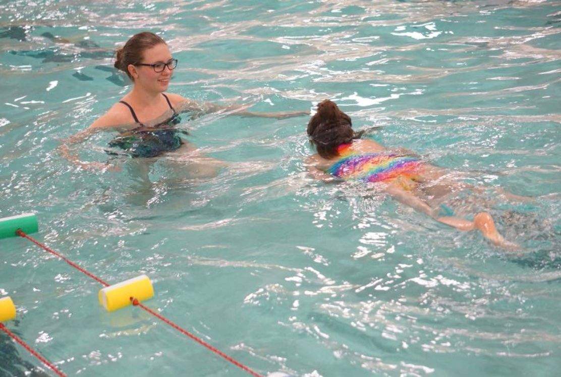 Saskatoon native Shelby Newkirk coaching with a para program.