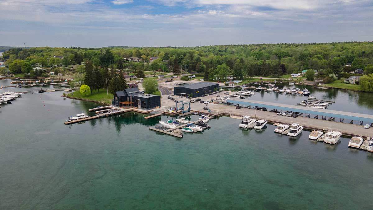 A 64-year-old employee of a Rockport resort was killed Saturday during a storm that felled a tree. The Ministry of Labour is investigating the incident. 