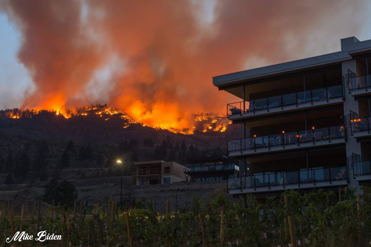 The Skaha Creek wildfire burns in the mountains above the Skaha Hills development on Sunday, Aug. 29, 2021.