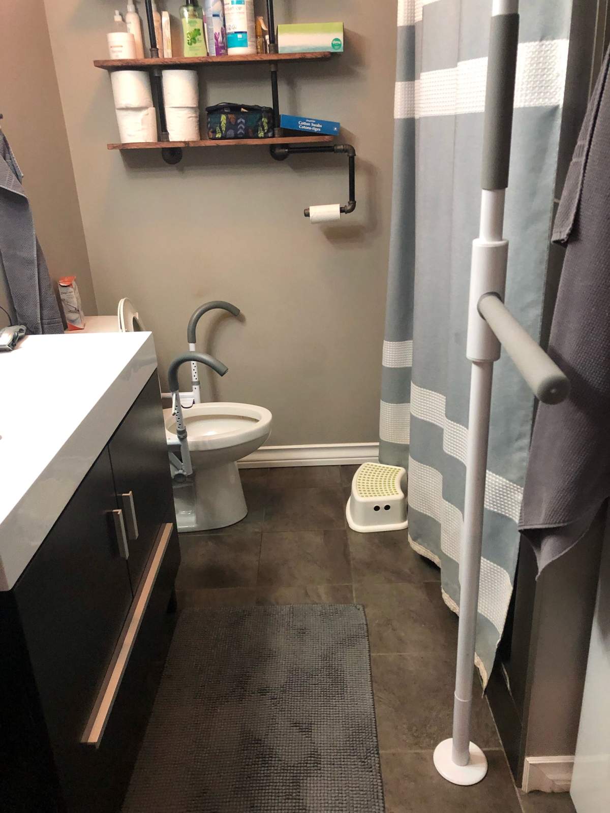 Photo of Isford’s bathroom.