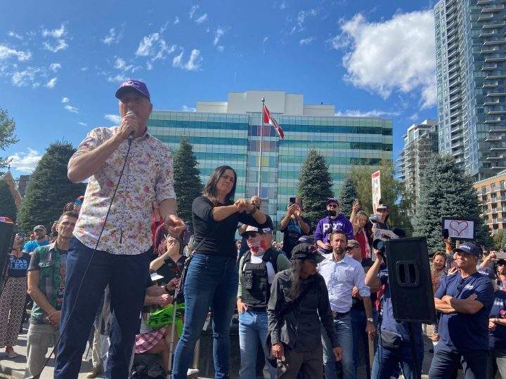Maxime Bernier attends Calgary ‘freedom rally’ in last weekend of federal campaign - image