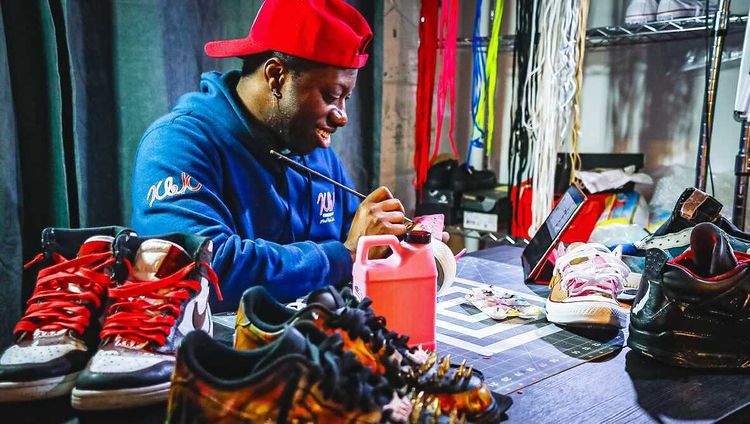 Kemmy Smith is in his studio. 