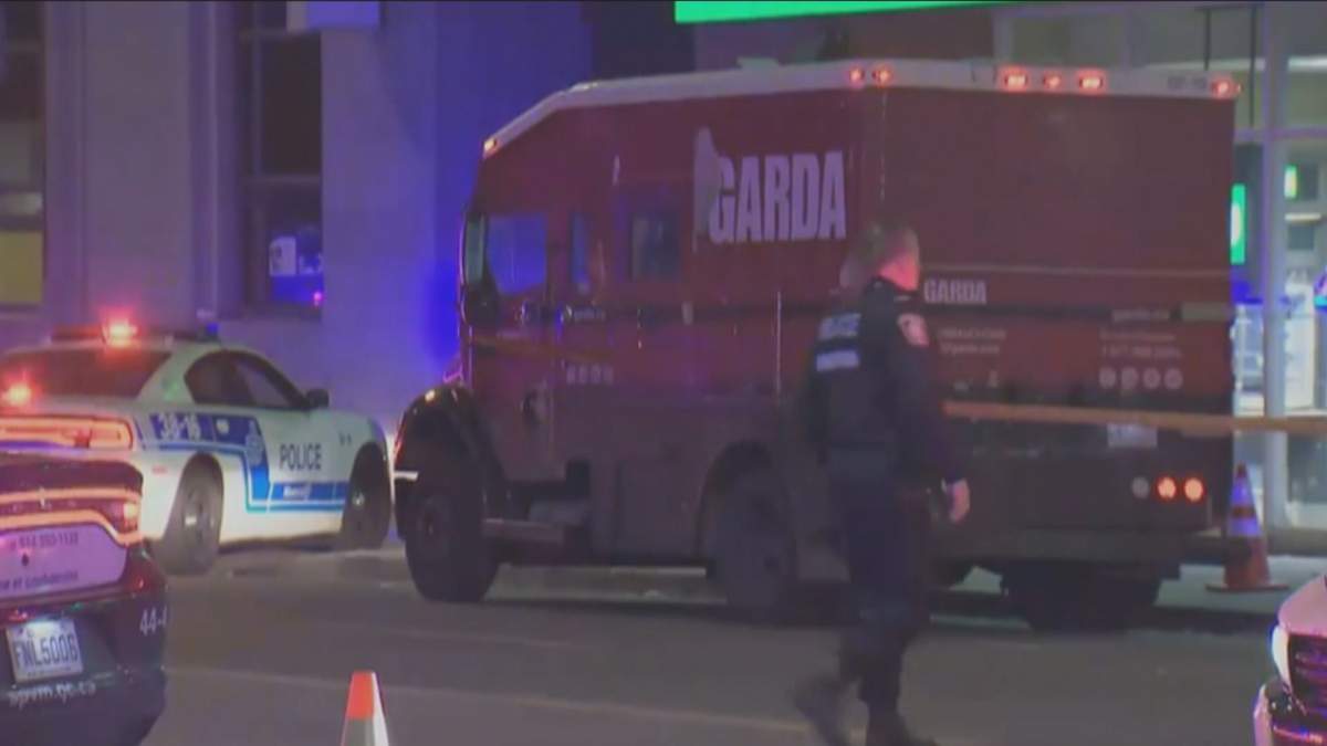 Montreal Police investigate an armed robbery in Montreal's Parc-Extension district. Monday, October 18, 2021.