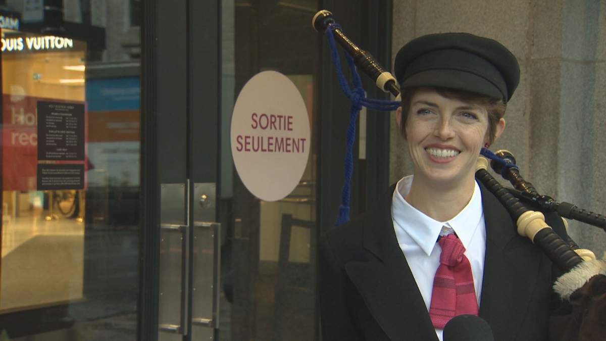 Jenna Dennison was all smiles on Friday, her first day as resident bagpiper at Holt Renfrew Ogilvy in downtown Montreal. Jonah Aspler/Global News