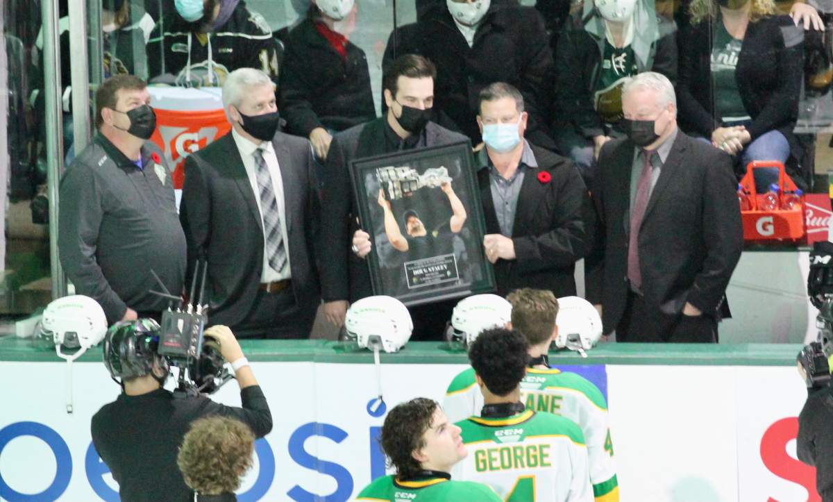 London, Ont. – Former London Knights athletic trainer Doug Stacey is honoured at Budweiser Gardens on Nov. 5. (From L-R: Chris Maton, Rick Steadman, Dylan Hunter, Doug Stacey, Dale Hunter)
