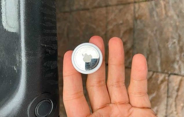 An Apple AirTag allows users to track their bags.