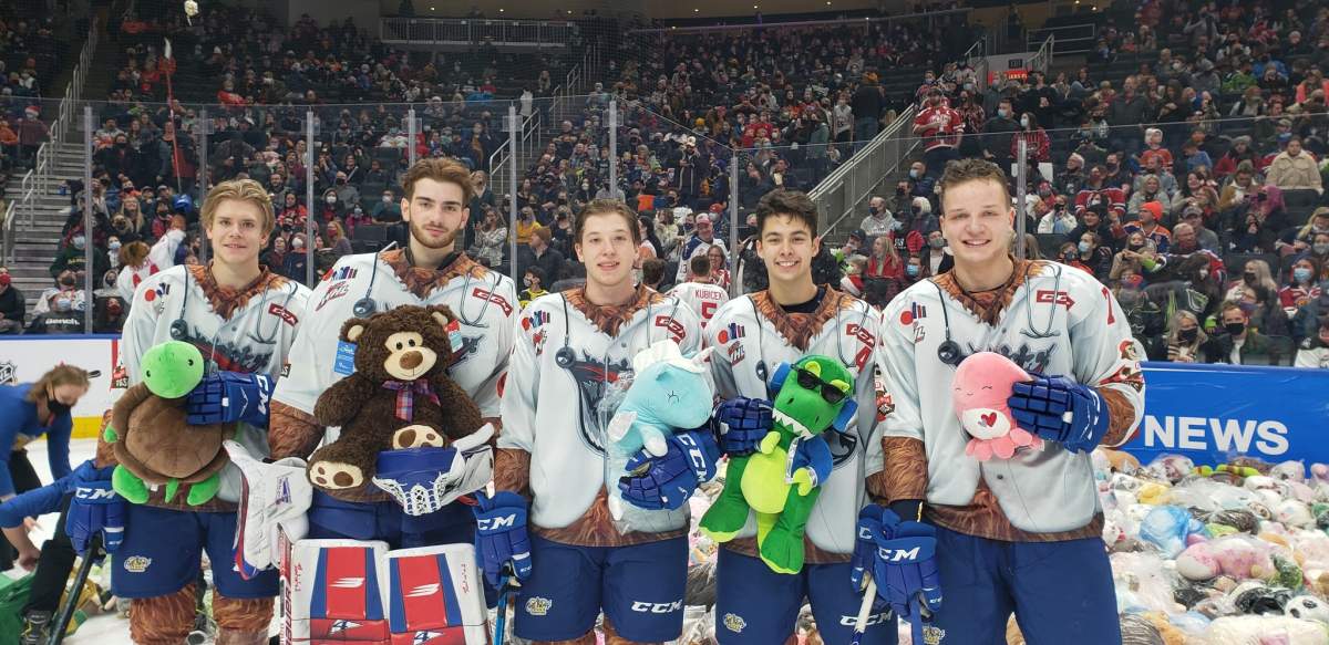 edmonton-oil-kings-teddy-bear-toss-630-ched-santas-anonymous-2021-players