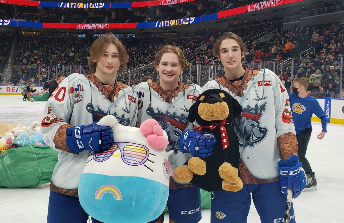 edmonton-oil-kings-teddy-bear-toss-630-ched-santas-anonymous-2021-players-3