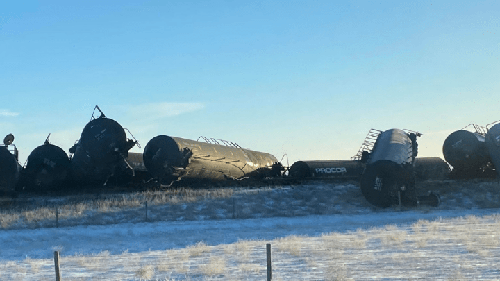 train-derailment-barons-alberta-rcmp-highway-23-global-news-1