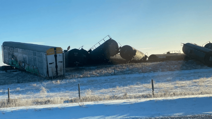 train-derailment-barons-alberta-rcmp-highway-23-global-news-1