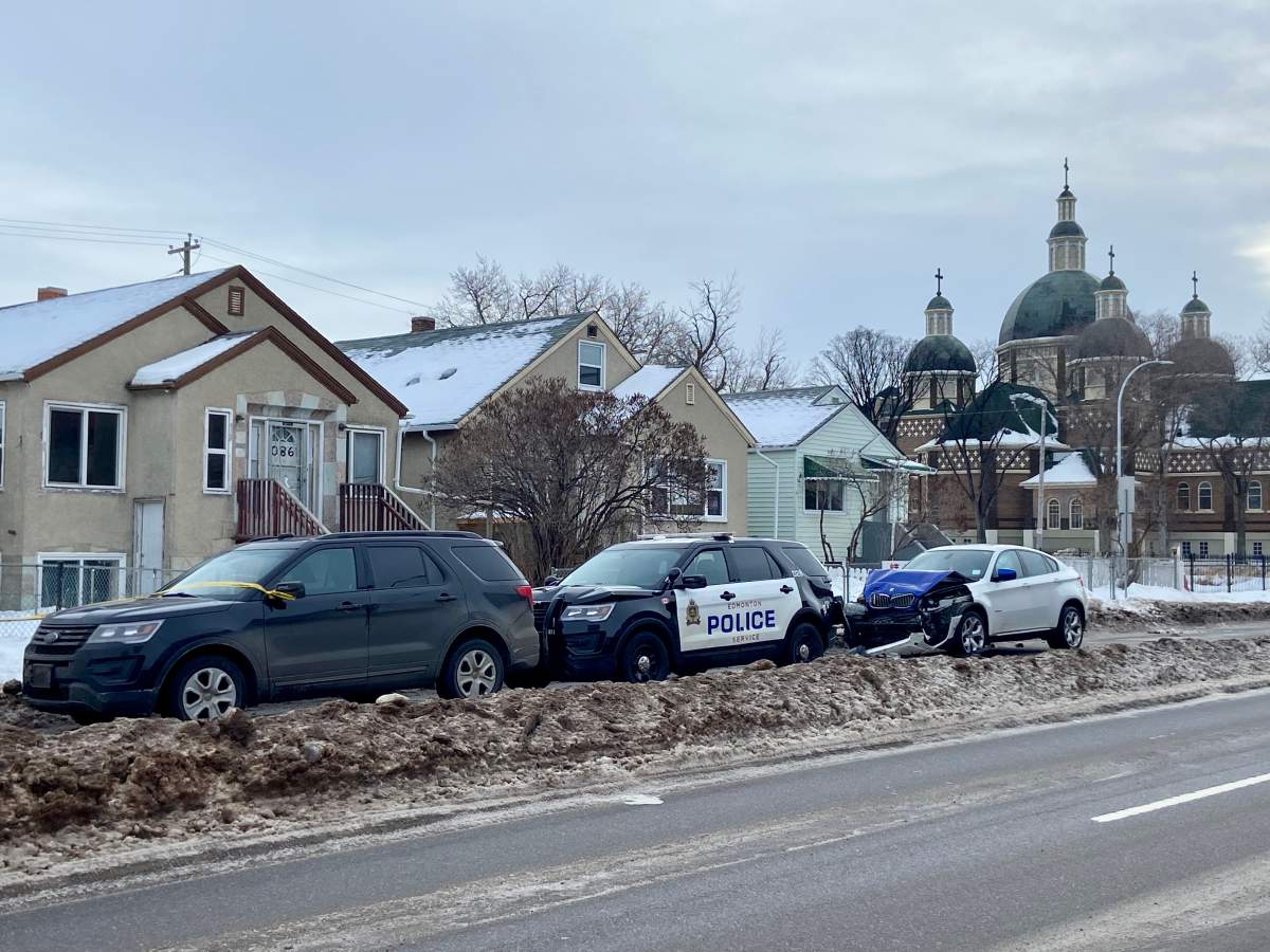 global-news-108-ave-97-street-edmonton-police-cruiser-hit