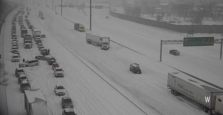 toronto snow storm highway 401 drivers stuck