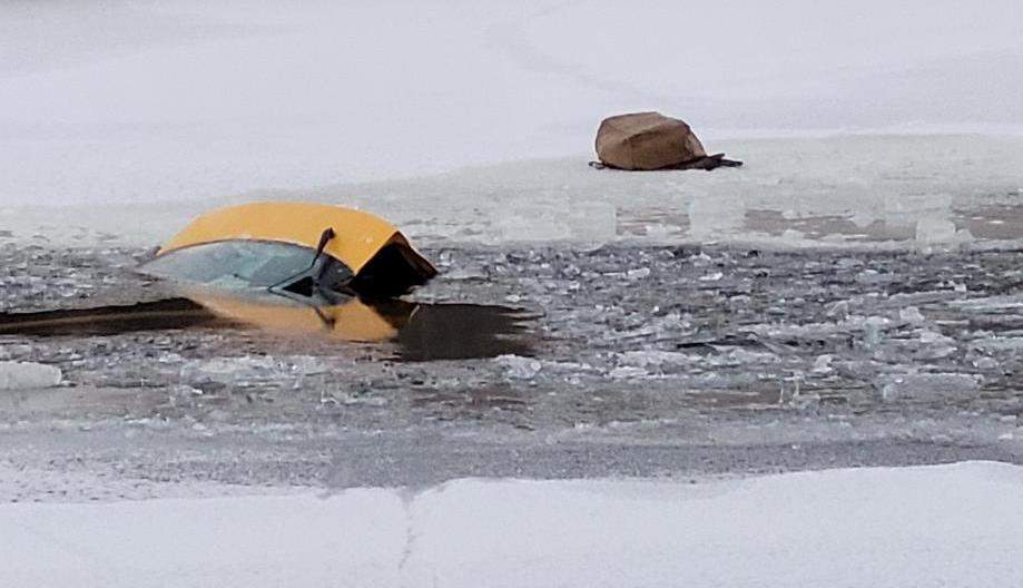 car stuck in Rideau River