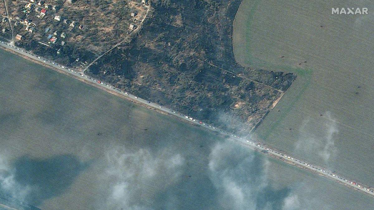 Sattelite image showing a line of cars leaving Mariupol on March 18 (Satellite image ©2022 Maxar Technologies)