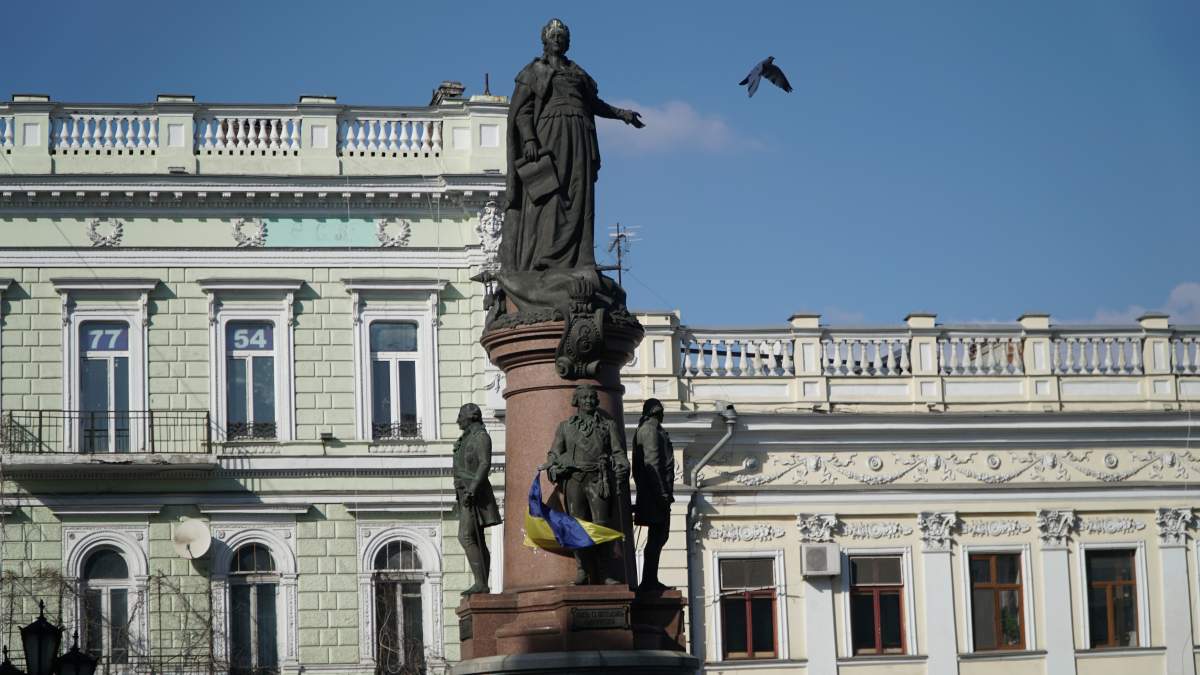 statue