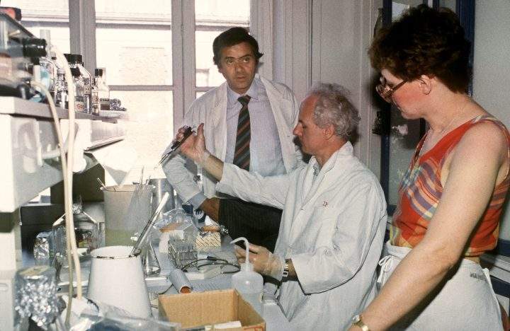 Professors Jean-Claude Chermann (L) and Françoise Barré-Sinoussi (R) work with a manipulator on April 25, 1984 in the laboratory of research on the AIDS virus of the Institut Pasteur in Paris.